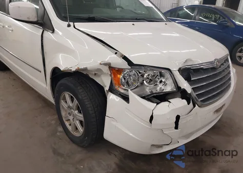 2010 Chrysler Town & Country Touring z USA, uszkodzony, nr VIN 2A4RR5D19AR449255